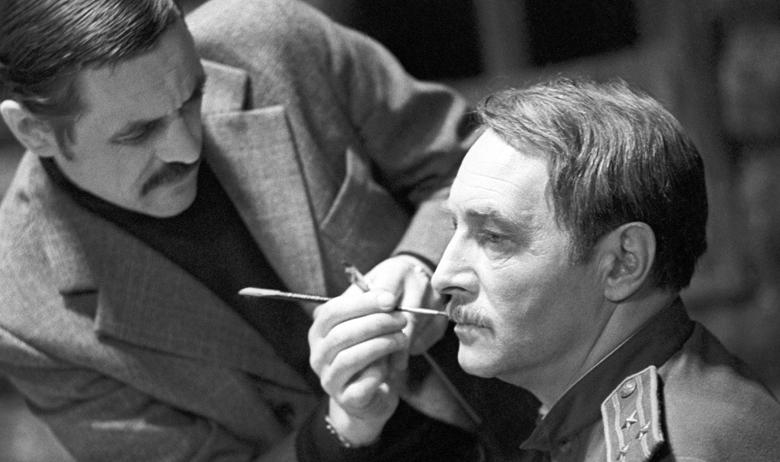 Съёмки художественного фильма «Фронт за линией фронта». Художник-гримёр Всеволод Желманов и актёр Вячеслав Тихонов (слева направо) перед началом съёмок