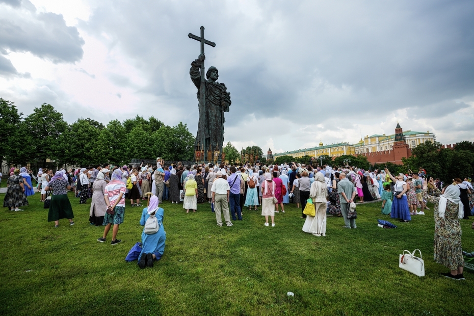 Верующие на молебне в день церковно-государственного праздника Крещения Руси у памятника крестителю Руси князю Владимиру на Боровицкой площади в Москве