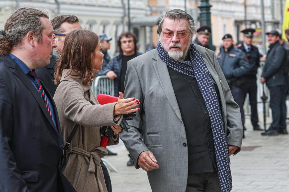 Александр Ширвиндт у здания театра «Ленком», где проходит церемония прощания с режиссером Марком Захаровым