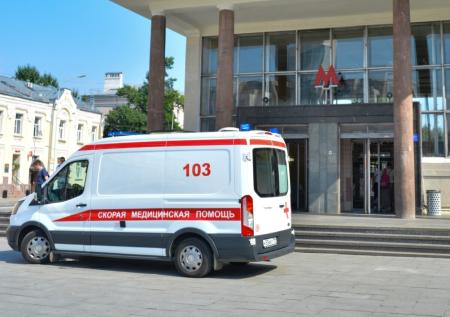 Человек упал на пути зеленой ветки столичного метро