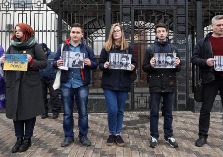 Суд продлил арест шести украинским морякам