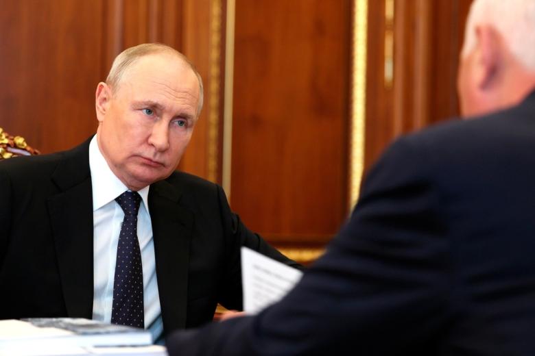 Президент России Владимир Путин на встрече с главой госкорпорации «Ростех» Сергеем Чемезовым