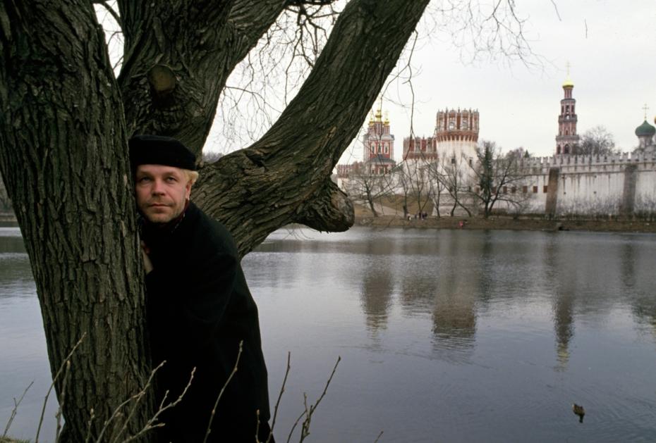 Танцовщик и балетмейстер, руководитель трио «Экспрессия» Борис Моисеев на прогулке у Новодевичьего монастыря