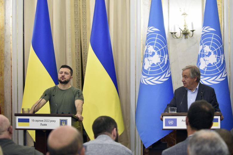 Президент Украины Владимир Зеленский и генеральный секретарь Организации Объединенных Наций Антониу Гутерриш (слева направо) во время пресс-конференции