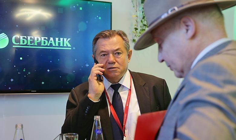 Сергей Глазьев (в центре)