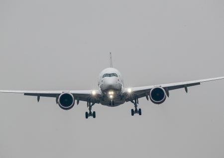 Пилоты летевшего в Москву самолета заметили неизвестные объекты в небе