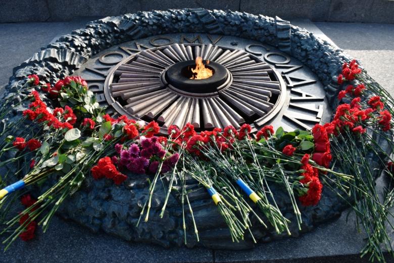 Цветы на Могиле Неизвестного Солдата в Киеве