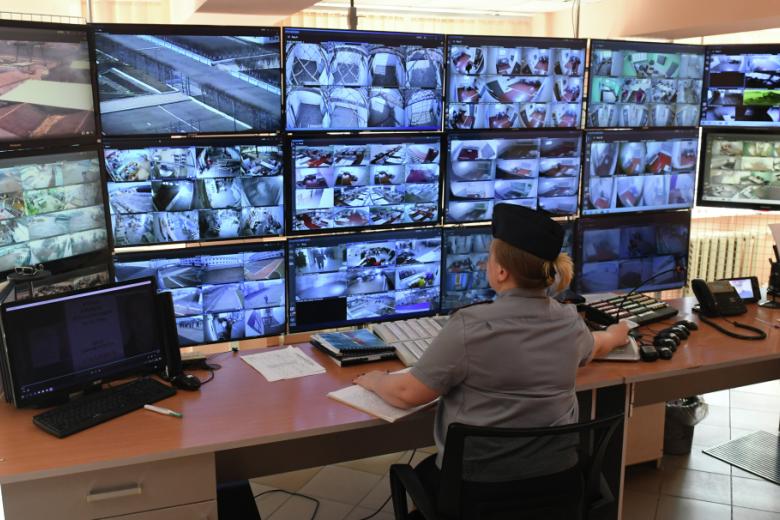 Пункт видеонаблюдения за осужденными в мужской исправительной колонии