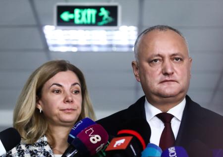 Додон заявил, что Санду «добралась» до его родственников