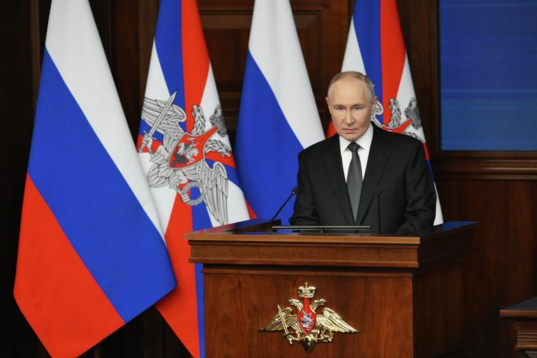 Владимир Путин выступает на расширенном заседании коллегии Министерства обороны РФ