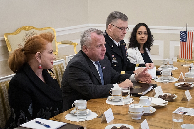 Джон Салливан (в центре)