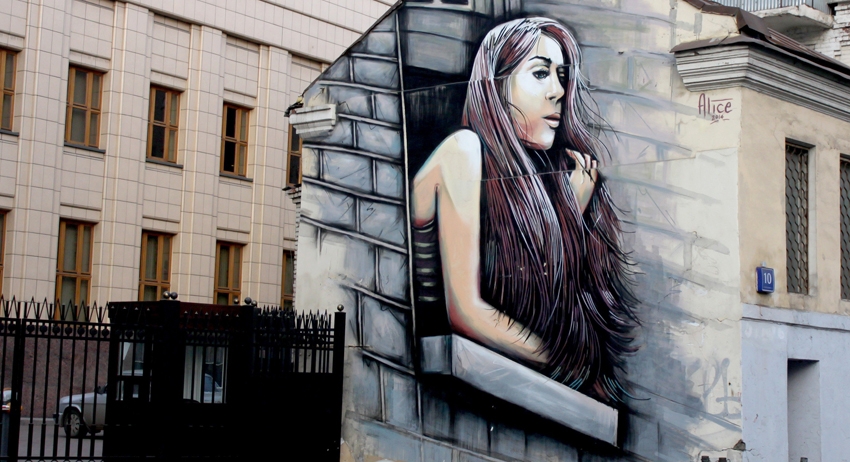 Рисунок римской художницы Alice Pasquini на стене дома в Глазовском переулке