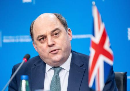 Уоллес указал Джонсону на недостатки ВПК Британии, выявленные на Украине