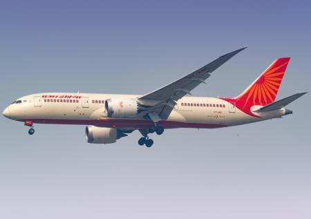 Сотрудникам Air India запретили ходить седыми и с залысинами