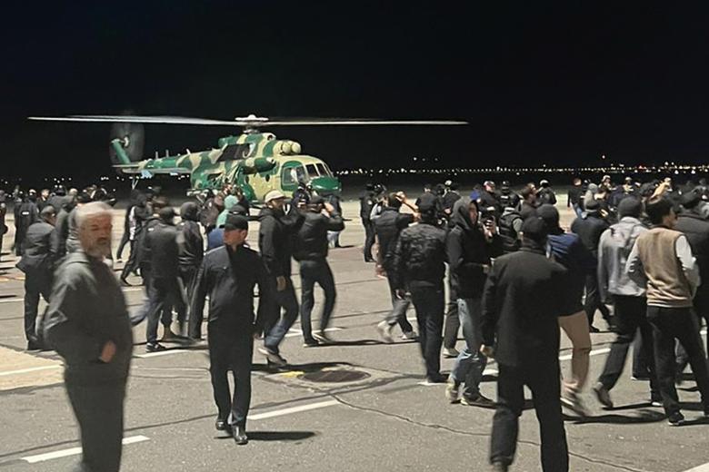 Местные жители во время антисемитской акции протеста на территории международного аэропорта Махачкалы