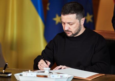 Экс-премьер Украины: Зеленского могут заставить подписать соглашение с РФ