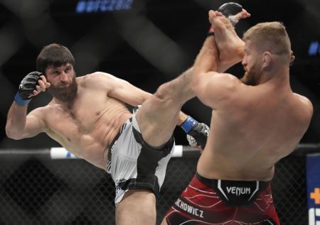 UFC деградировал в цирк: Анкалаев избил соперника, но не получил титул