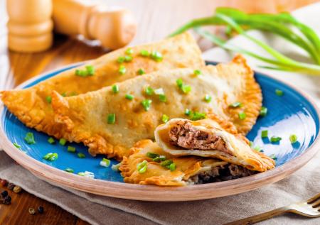 Жарим на сковороде домашние чебуреки с мясом и базиликом