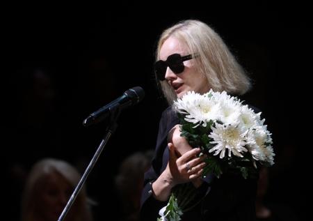 Марина Зудина передала привет Олегу Табакову на похоронах Мирошниченко