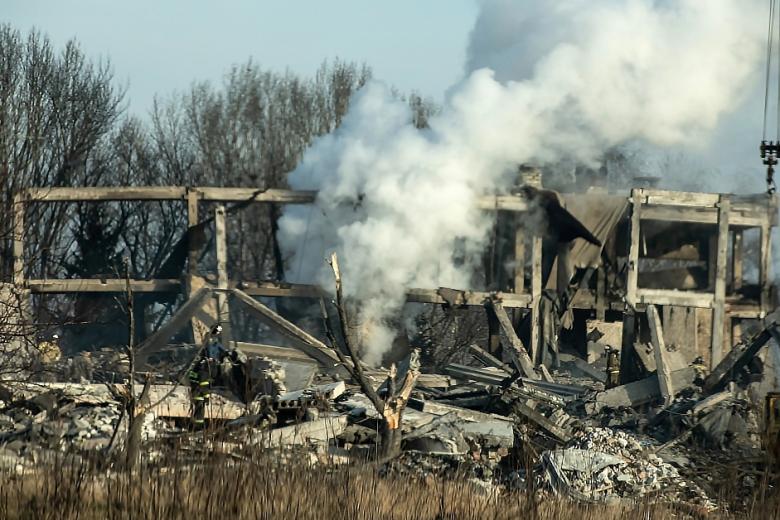 Сотрудники МЧС РФ разбирают завалы разрушенного здания ПТУ 19 в городе Макеевке