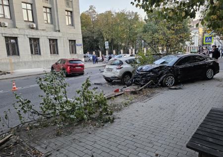Mash назвал предварительную причину массового ДТП в Москве 