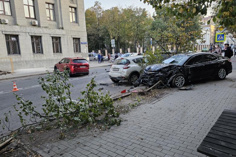 Последствия ДТП с пострадавшим на Миусской площади в центре столицы