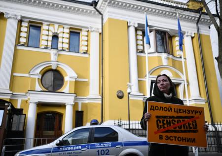 Глава эстонского Sputnik и Вышинский вышли на пикет к посольству республики