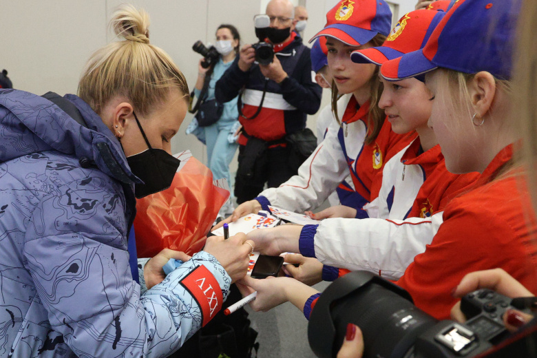 Биатлонистка Кристина Резцова (ОКР) (справа), завоевавшая серебряную и бронзовую медали