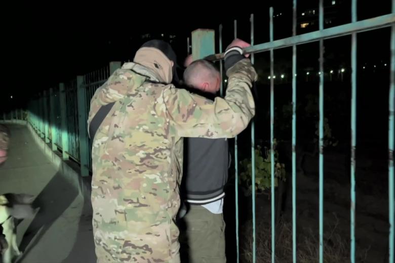 Сотрудники ФСБ РФ во время задержания 46-летнего гражданина России, жителя Ялты, который организовал по заданию СБУ слежку за бывшим депутатом Верховной рады Олегом Царевым