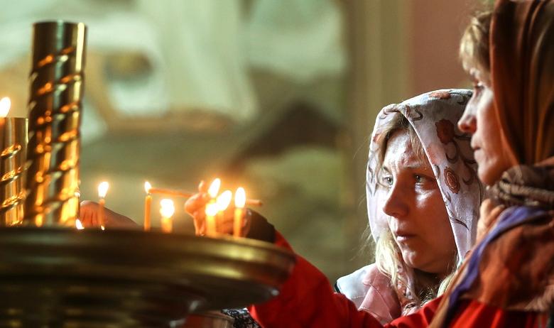 Верующие в Пантелеимоновском соборе у подножия Афонской горы