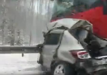 Под Петербургом фура раздавила выехавшее на встречную полосу авто