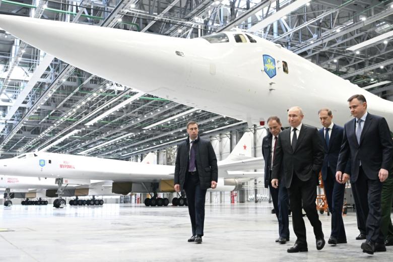 Президент РФ В. Путин посетил Казанский авиационный завод имени С. П. Горбунова