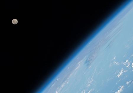Телескопы для отслеживания опасных для Земли комет появятся на Луне