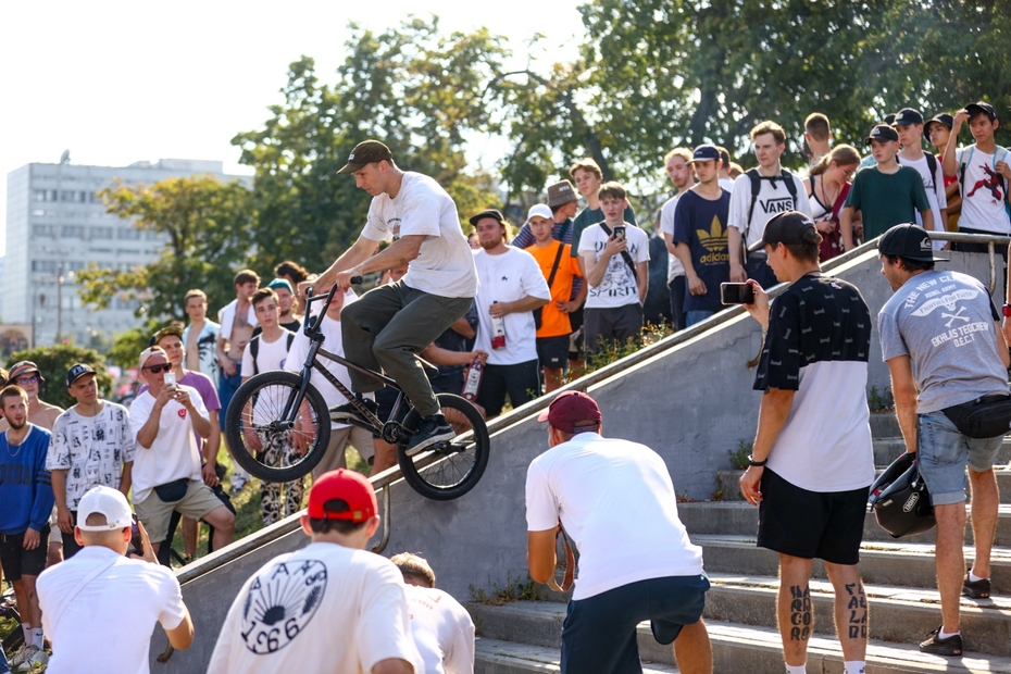 Райдер во время выполнения элемента Double peg grind