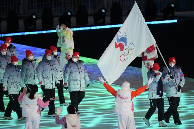 Российские спортсмены, члены сборной России (команда ОКР) во время парада атлетов на церемонии открытия XXIV зимних Олимпийских игр в Пекине. Справа — Знаменосцы команды ОКР конькобежка Ольга Фаткулина и хоккеист Вадим Шипачёв