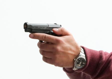 Россиянин схватился за пистолет и расстрелял своих соседей по СНТ
