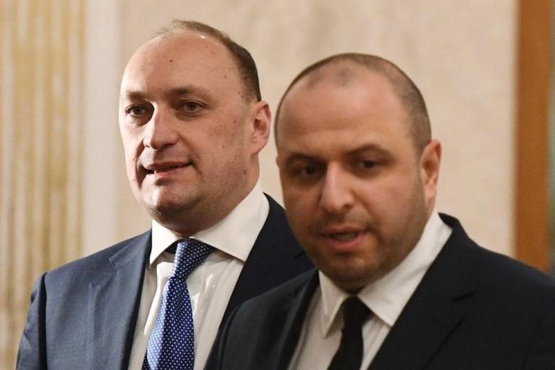Член украинской делегации Денис Киреев (слева) перед началом российско-украинских переговоров в Гомельской области