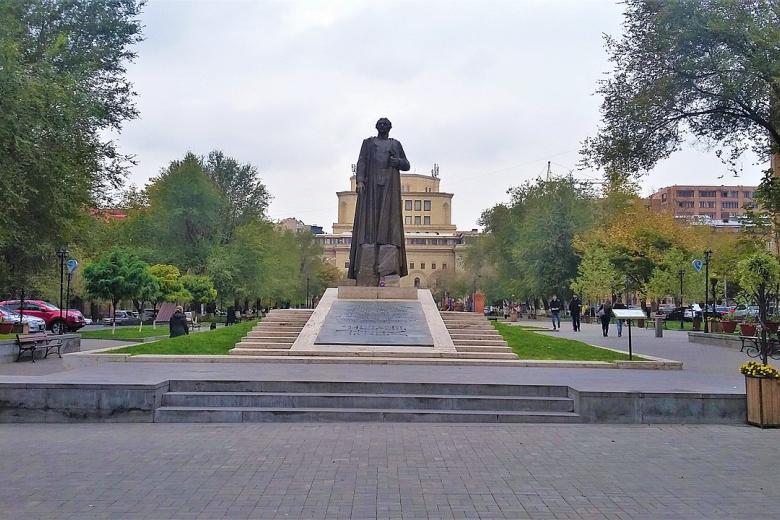 Памятник Нжде в центре Еревана