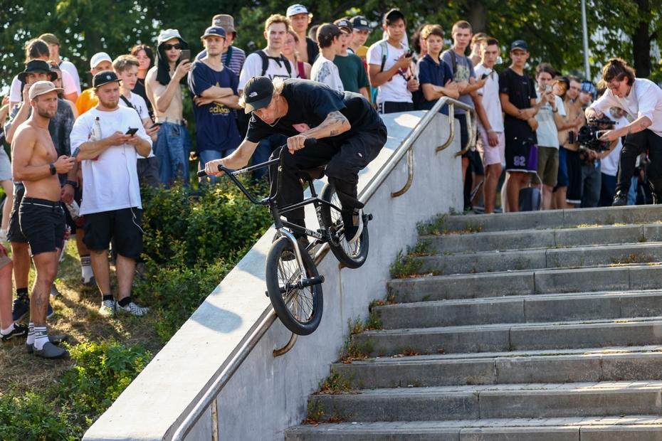 Райдер во время выполнения элемента Double peg grind