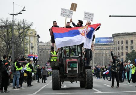 В Белграде протестующие перекрыли улицы у здания администрации Вучича