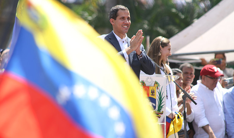 Хуан Гуайдо (в центре)