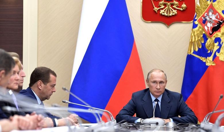 Президент РФ Владимир Путин и Дмитрий Медведев