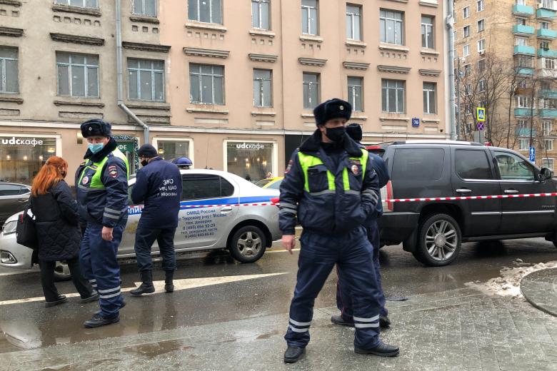 Сотрудники оперативных служб на месте дорожного конфликта со стрельбой в Тверском районе столицы