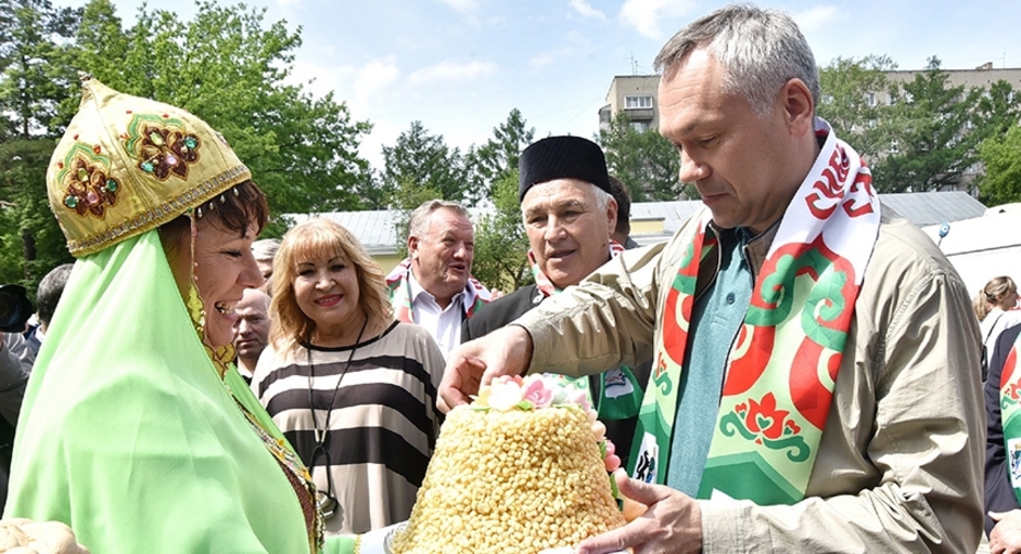 Врио губернатора Новосибирской области Андрей Травников (справа)