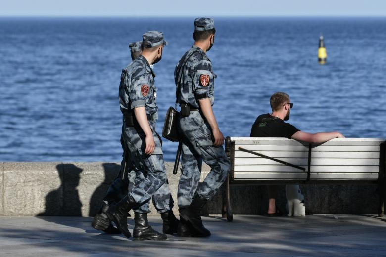 Сотрудники правоохранительных органов на набережной в Крыму
