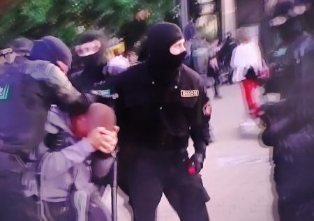 В Гродно продолжаются стычки протестующих и ОМОНа
