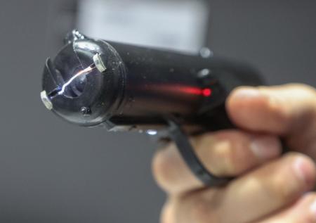 SHOT: посетитель бара умер после попыток полиции оживить его электрошокером