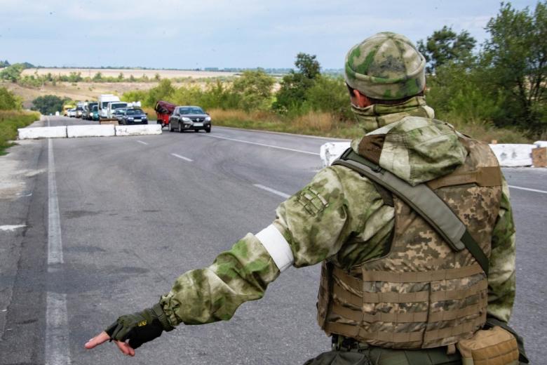 Военнослужащий у контрольно-пропускного пункта