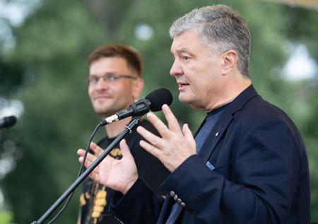 Порошенко пообещал за год отобрать Крым у РФ