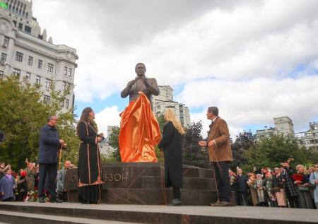 В Москве открыли памятник Кобзону